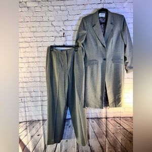 KASPER. ladies light green 2 piece pants and long jacket pantsuit. Size 12.